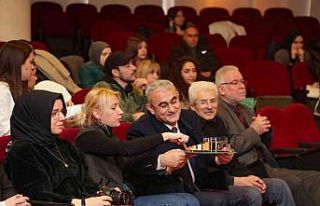 Gençlerin tasarımlarını inceledi