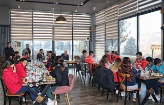 Genel Sekreter Çiftçi milli sporcularla buluştu