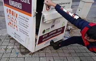 Giysi kumbarasında mahsur kalan kediyi itfaiye ekipleri...