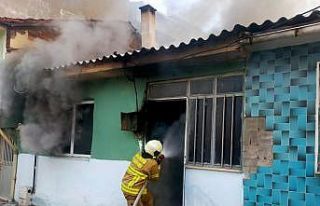 Gönen’de yangında yanan ev kullanılamaz hale...