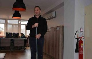 Görme engelli Mehmet Erik yaşadıkları zorlukları...