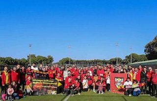 Göztepe taraftarı, kampı noktalayan takımlarına...