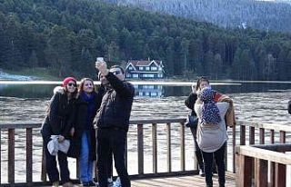 Güneşli havayı fırsat bilen tatilciler Gölcük’e...