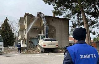 Gürsu’da riskli metruk yapı yıkıldı