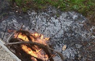 Habersiz yakılan kuru dallar ekipleri harekete geçirdi