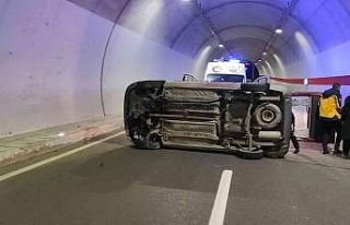 Hafif ticari araç tünel içinde yan yattı: 2 yaralı