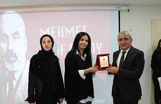 Hakkâri’nin genç kalemleri Akif’i yazdı