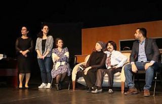 Hastane çalışanlarının tiyatro oyunu ilgiyle...