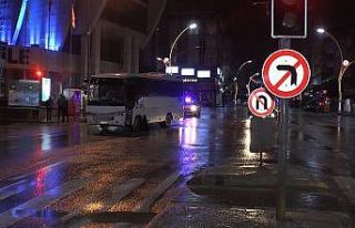 Hatalı dönüş yapan market kamyonu, servis aracıyla...