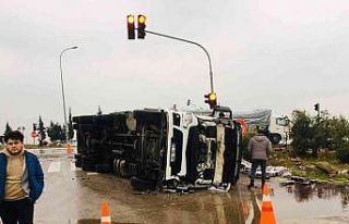 Hatay’da öğrenci servisi ile tır çarpıştı:...