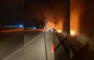 Hurda yüklü kamyonet, çıkan yangında hurdaya...