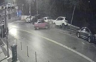 Hurdaya dönen araçlarını kaza bölgesinden ittirerek...