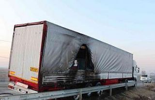 Iğdır’da seyir halindeki tırın dorsesi yandı