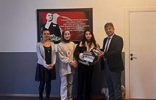 İki okula kitap bağışladılar