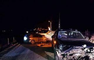 İki otomobil çarpıştı, 1 kişi yaralandı