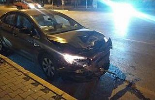 İki otomobil çarpıştı: 1 yaralı