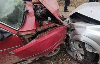 İki otomobil kafa kafaya çarpıştı: 4 yaralı