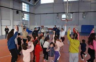İlkokul öğrencileriyle oynadılar