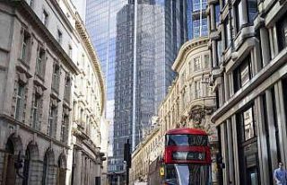 İngiltere’de çift katlı otobüs devrildi: Çok...