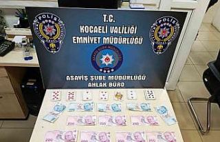 İş yerinde kumar oynarken yakalandılar