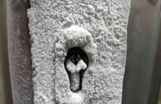 İş yerlerinin kapı kilitleri ve camları dondu