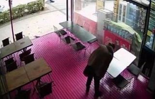 İşe alınmayınca masalara tükürdü