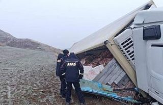 İskilip’te tavuk yüklü tır devrildi