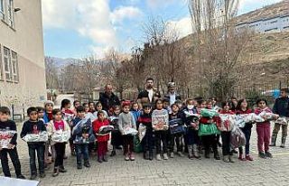 İstanbullu iş insanından Hakkarili çocuklara yılbaşı...