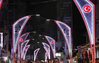 İstiklal Caddesi Atatürk motifli ışıklarla aydınlanıyor