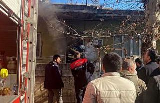 İtfaiye ekipleri kapıyı kırarak yangına müdahale...