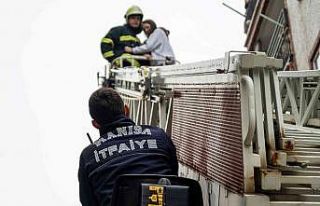 İtfaiye ekipleri vatandaşları kurtarmak için zamanla...