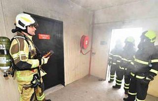 İzmir İtfaiyesinden bir yılda 2 bin 500 kişiye...