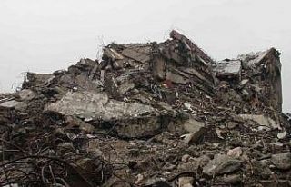 İzmir’de eski emniyet binasının çökme anı...