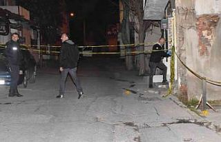 İzmir’de silahlı saldırıya uğrayan genç ağır...