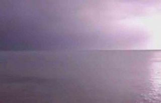 İzmir’de şimşekler geceyi aydınlattı