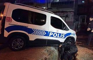 İzmir’i sağanak vurdu: Polis aracı çöken yolun...