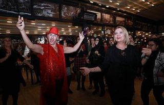 İzmitliler yeni yıla Gülümse Kafe’de girdi