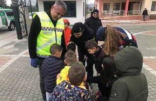 Jandarma çocukların yanlarında