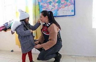 Jandarmadan öğrencilere karne hediyesi