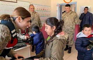 Jandarmanın hediye götürdüğü köy çocukları...