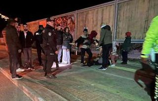 Kaldırıma çıkan sürücü, çocuğa çarpıp otomobili...