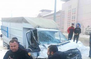 Kamyonet tırla çarpıştı: 1 yaralı