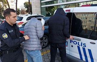 Kamyonetin arka kapısını çalıp satmaya 2 tutuklama