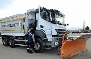 Kar küreme ve tuzlama araçları hazır hale getiriliyor