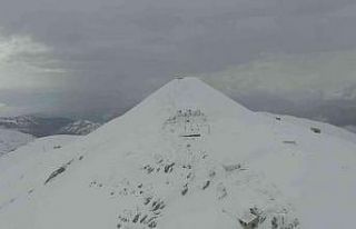 Kar ve tipi nedeniyle Nemrut Dağı yolu ulaşıma...