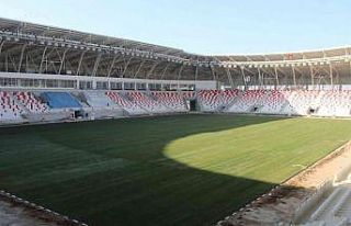 Karaman’ın yeni şehir stadyumunda çim serme işlemi...