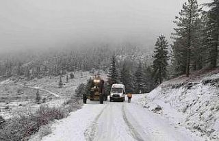 Karda mahsur kalan araçlar kurtarıldı