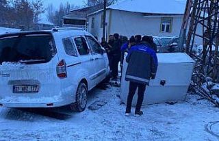 Karlıova’da hafif ticari araç elektrik trafosuna...