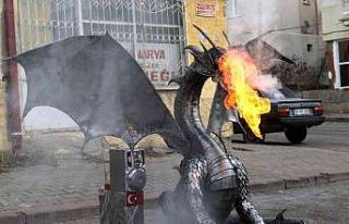 Karşılarına çıkan ejderhayı görenler cep telefonlarına...