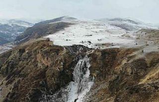 Kars’ın soğuğu şelale dondurdu
